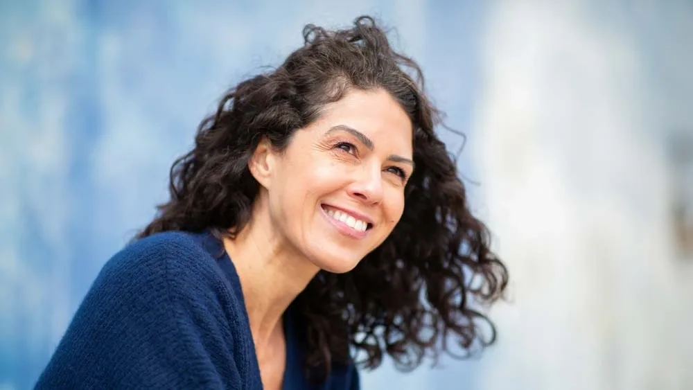 Paciente sonriente relacionado con Odontología Cosmética en Crowley Dental