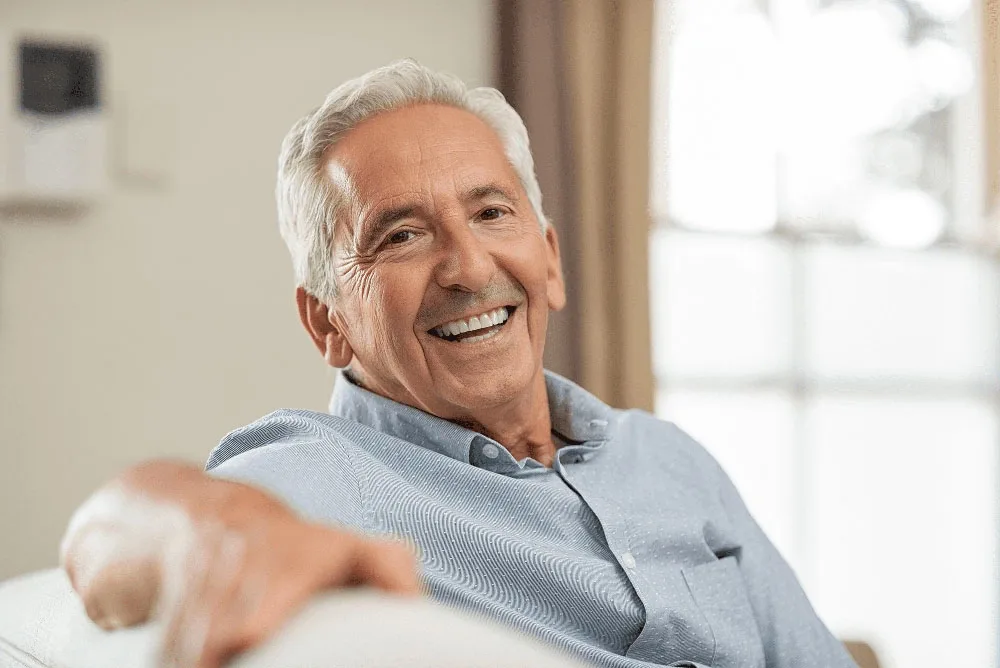 Paciente sonriente relacionado con Odontología de Emergencia en Crowley Dental